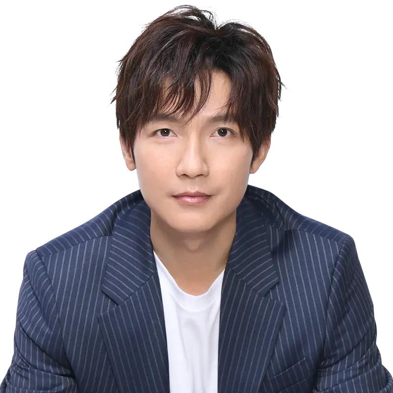 一次，主持人问陈楚生:“你后悔当初得罪经纪公司欠下227亿的赔偿金吗？”陈楚生坚