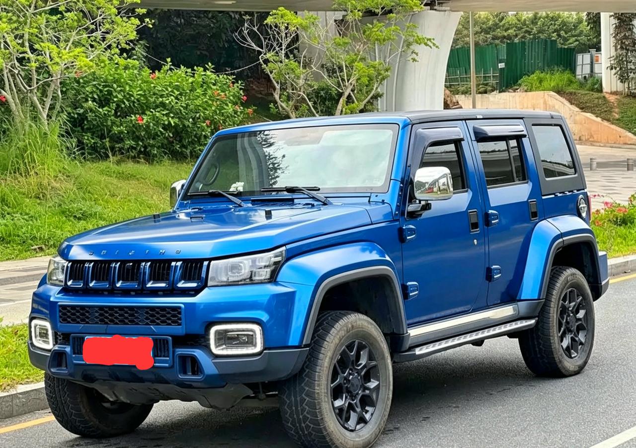 这是2019款北京BJ40柴油重装版，它和2021款最大的区别就在于它的前杠。2