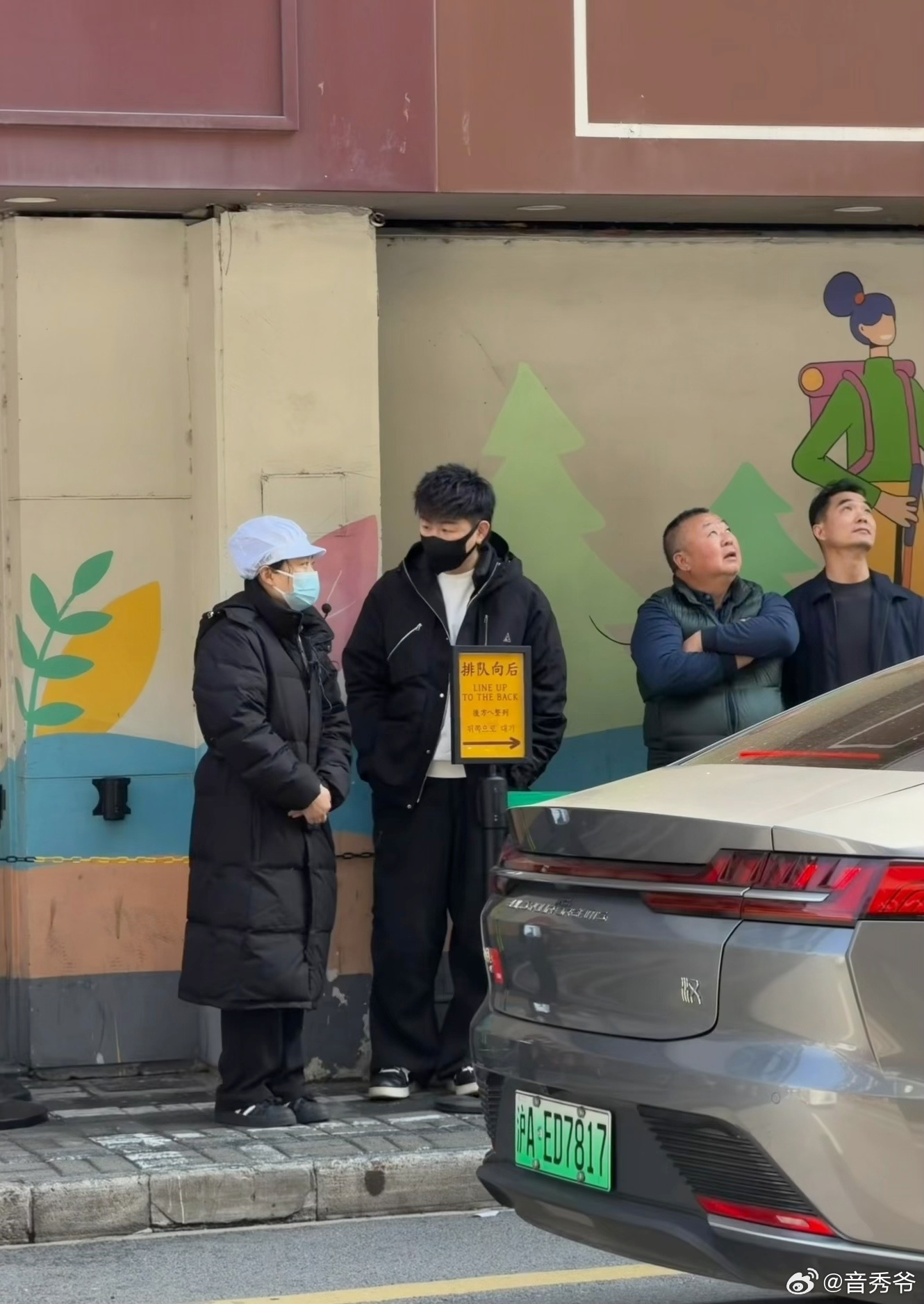 公园偶遇胡彦斌 救命！在公园偶遇胡彦斌！他不是在开演唱会忙得不可开交嘛，怎么还有