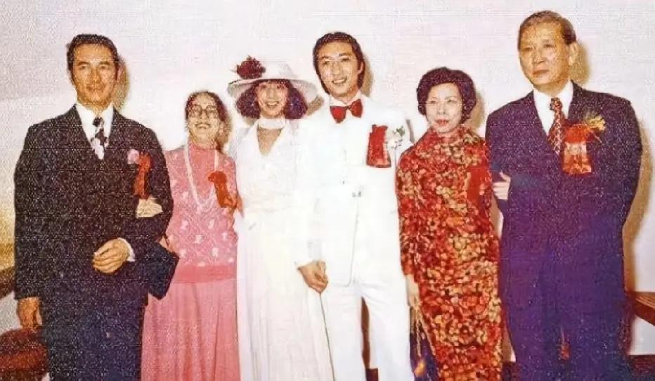 1975年，何鸿燊长女何超英与萧百成大婚时的一张留影，何鸿燊和夫人黎婉华，以及萧