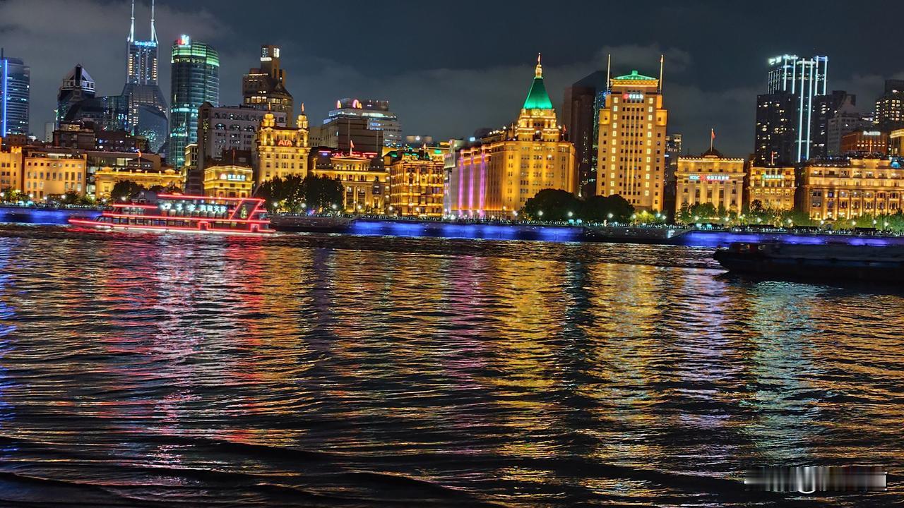 分享一张你家乡的夜景照片流光溢彩上海滩