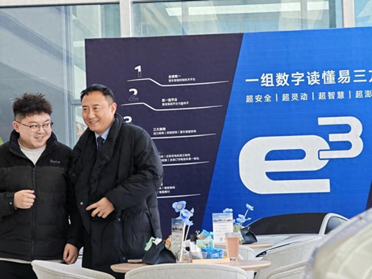 看 Z9 偶遇谭 sir，激动又遗憾
来到腾势店看 Z9，刚进门就听到一阵熟悉的
