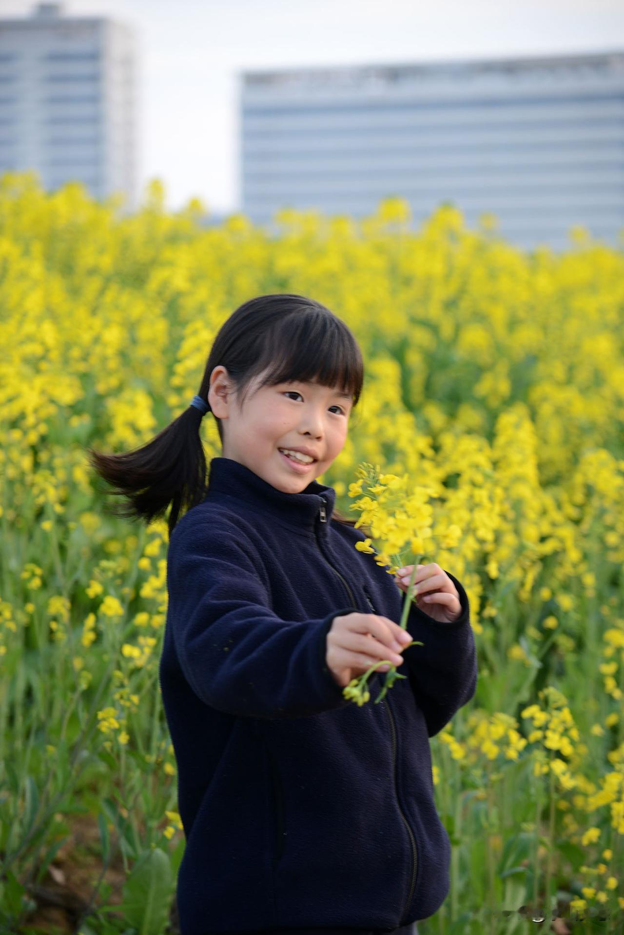 把春天装在镜头里
来京山赴一场春天的约会吧！温泉新区荆网小镇的油菜花海，金黄的花