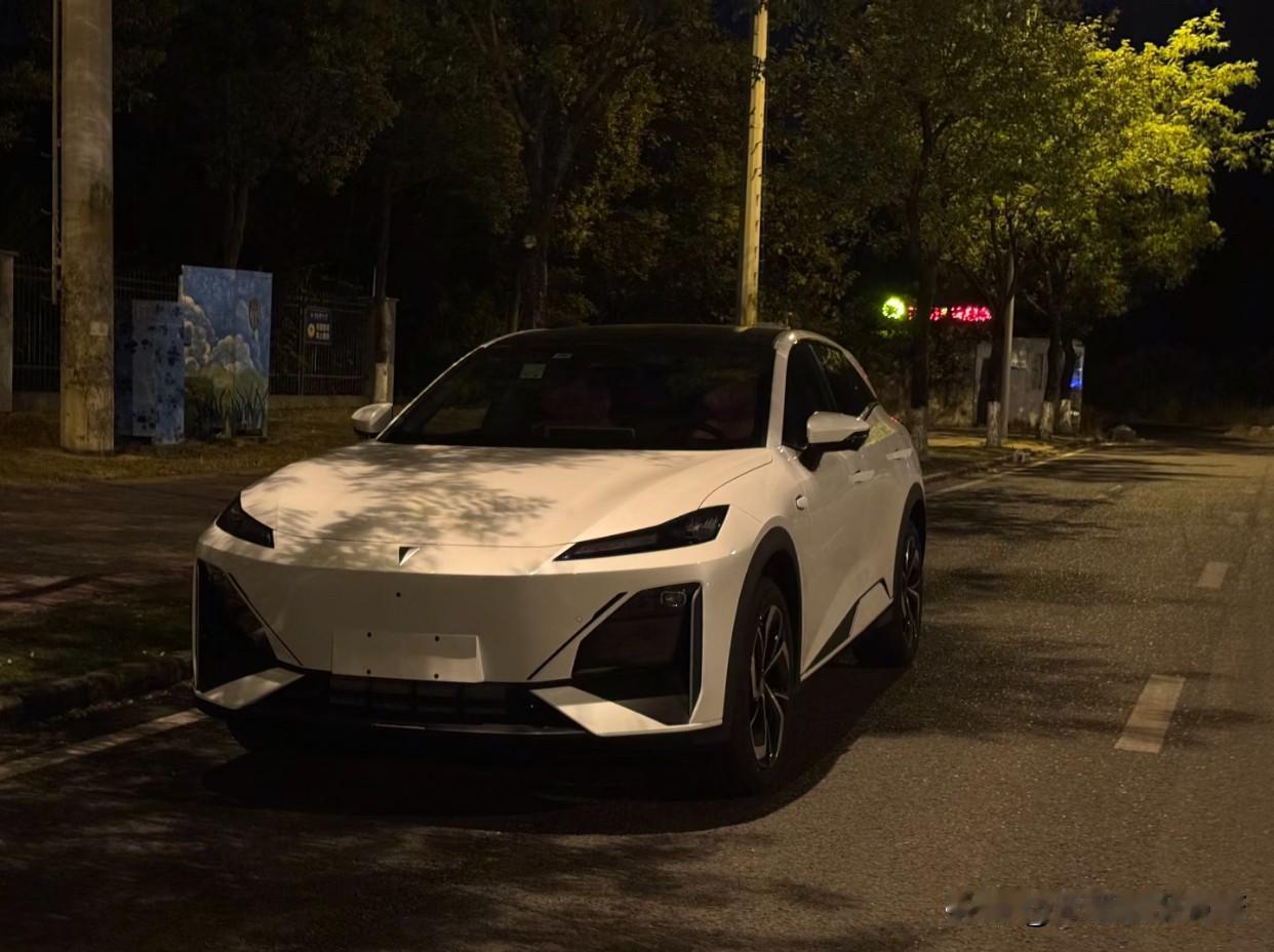 单位里92年的同事还没有结婚，
连领导们都为她着急了，
纷纷介绍这个或那个亲戚给