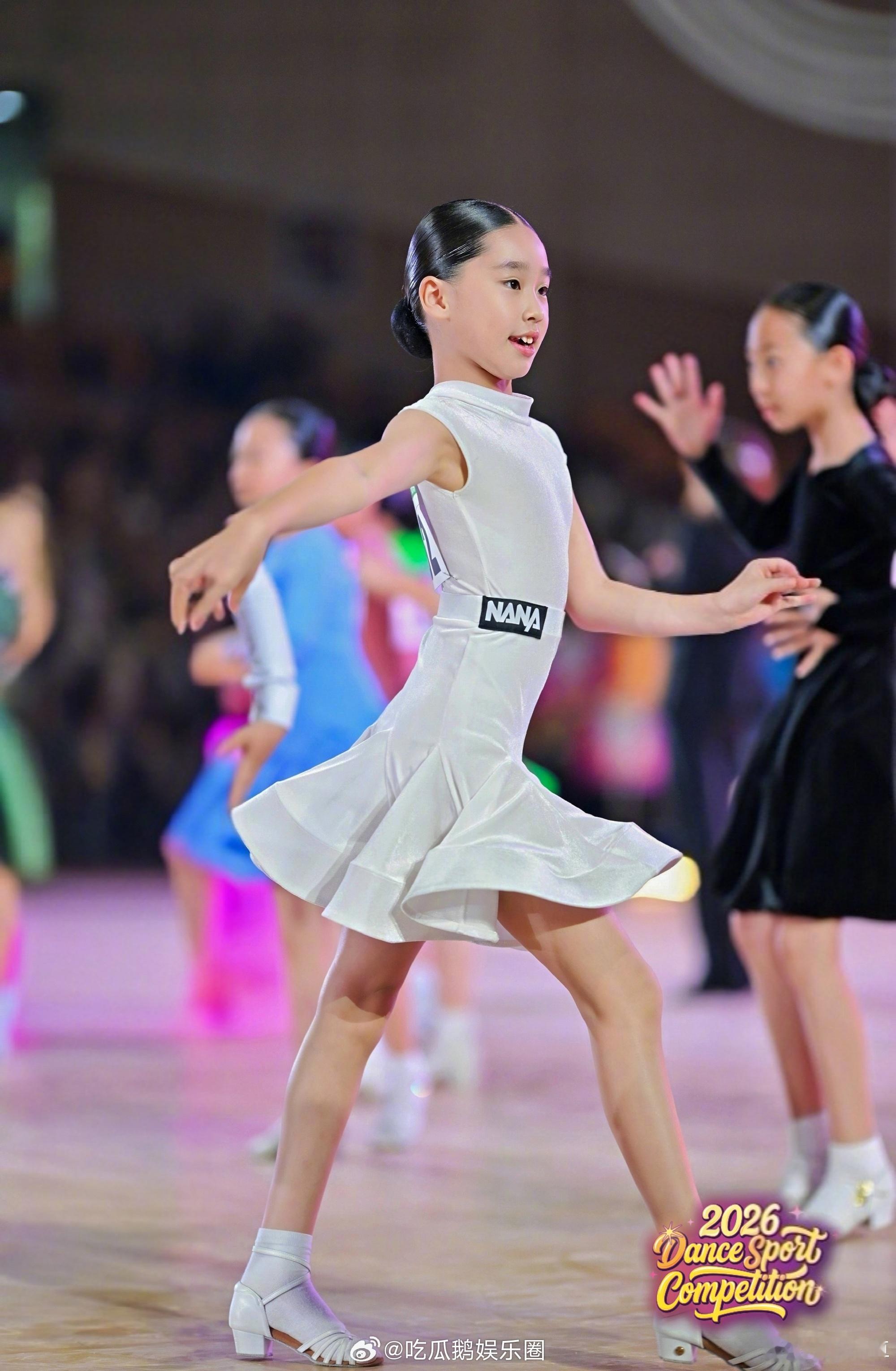 赵文卓张丹露夫妇在北京陪女儿参加拉丁舞比赛，Luna赵子月获9岁组冠军，三口人同