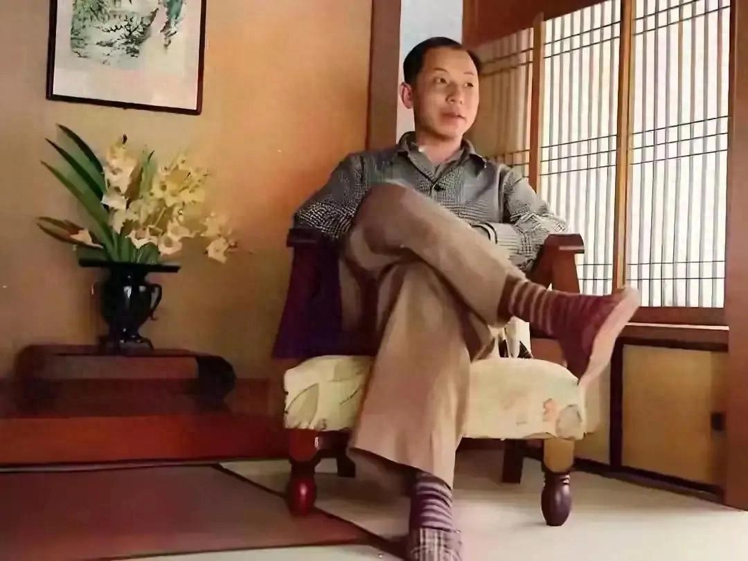 这张照片是张学良软禁时真实生活，奢华至极，哪像囚徒生活？ 