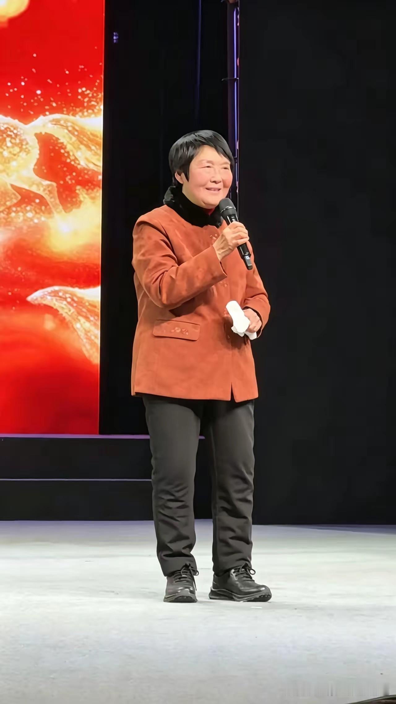 我也终于理解网友为什么那么替她抱不平

其实咱们就不说这几天热议的另外一位衣着比