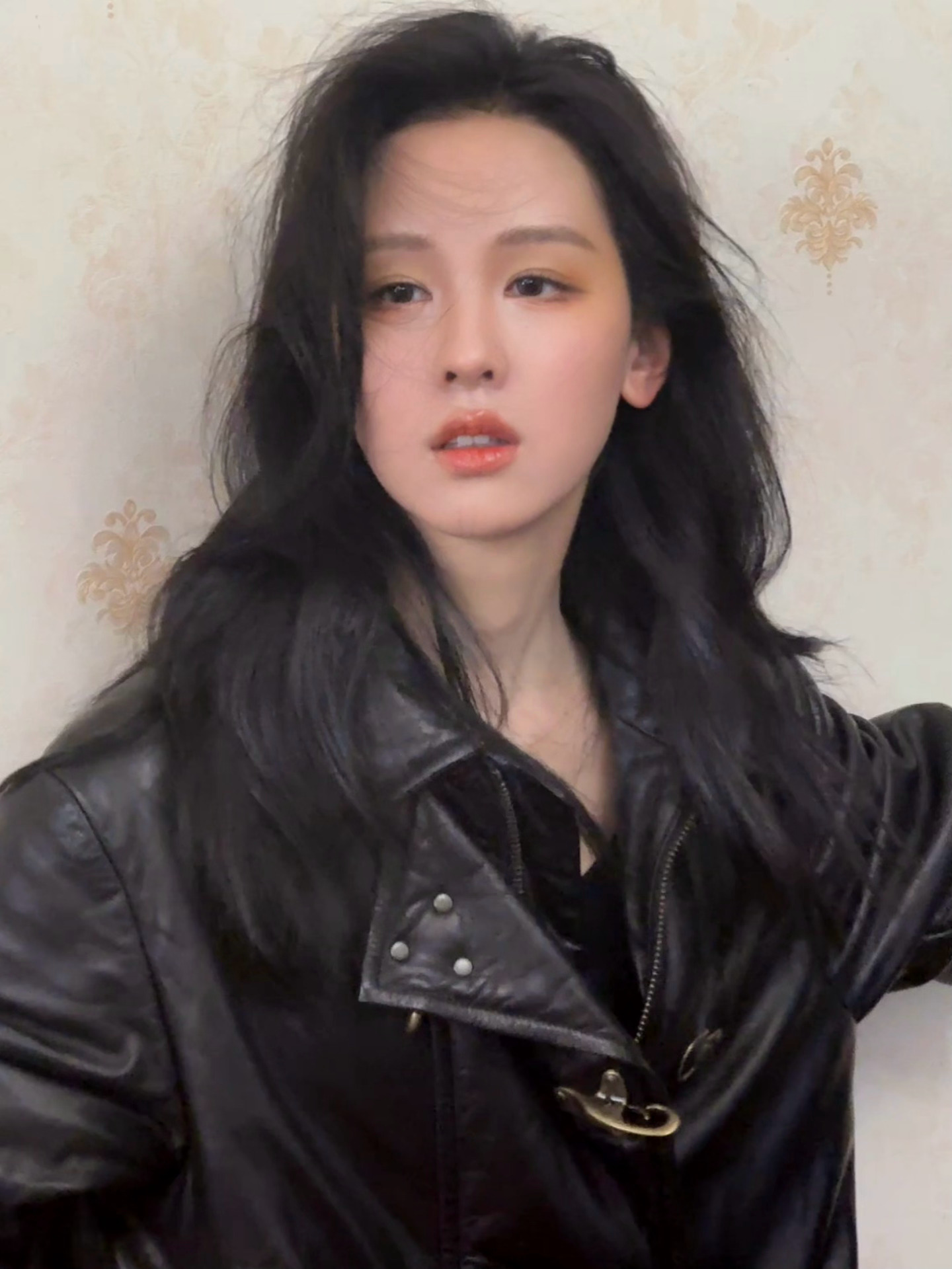 陈都灵[超话] “十张”live，“实在”貌美。SuperELLE9月刊封面陈都