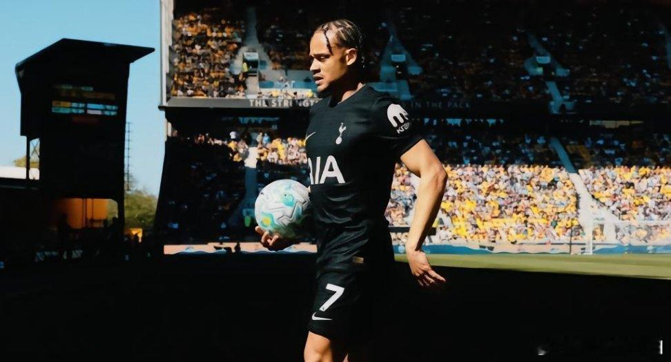 北京时间4月27日，热刺官方发布伤情公告，哈维-西蒙斯右膝盖十字韧带撕裂，未来几