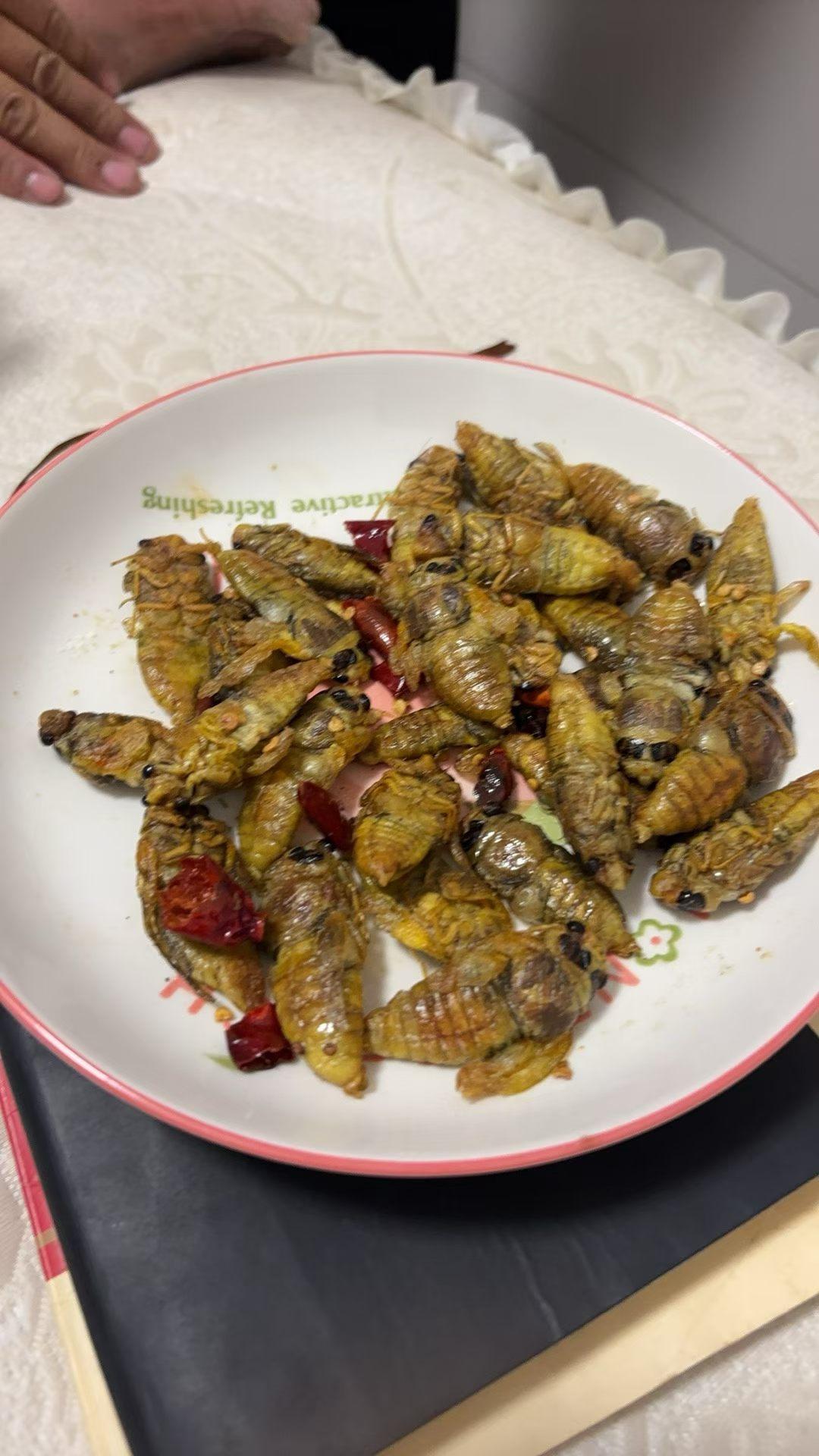少时，看云是云，看月是月；
后来，看云非云，看月非月；
浮沉半生，回头方知：云依