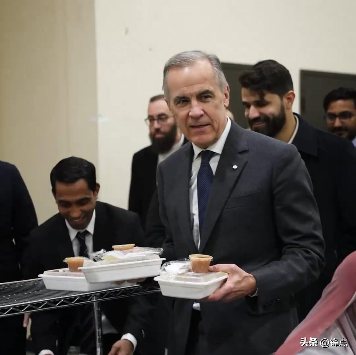 卡尼领导有方，吸引反对党纷纷跳槽到其执政的自由党。

据彭博社3月11日报道，加