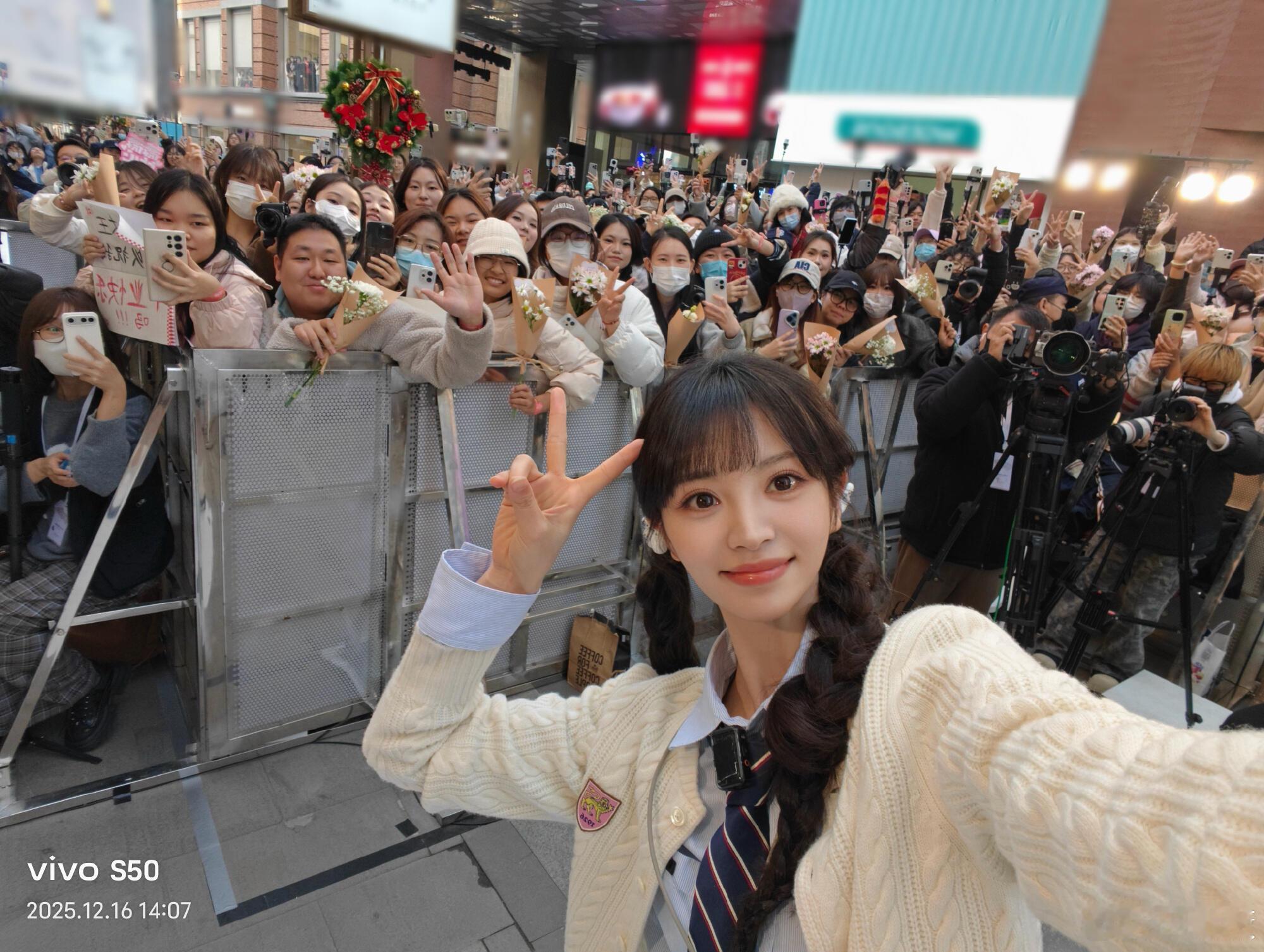 女神用vivo S50给我们拍的大合照 真的太萌了 365度无死角的萌 