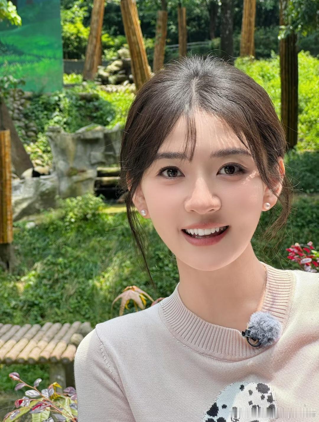 演员梁洁确认出演古装权谋剧女二号，这是她走红后首次担任配角。市场收缩、项目减少，