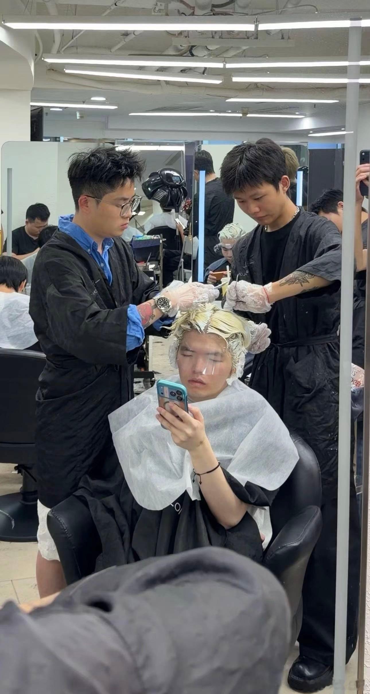 原来他长这样啊 这直播美颜是得开多大可杰 top