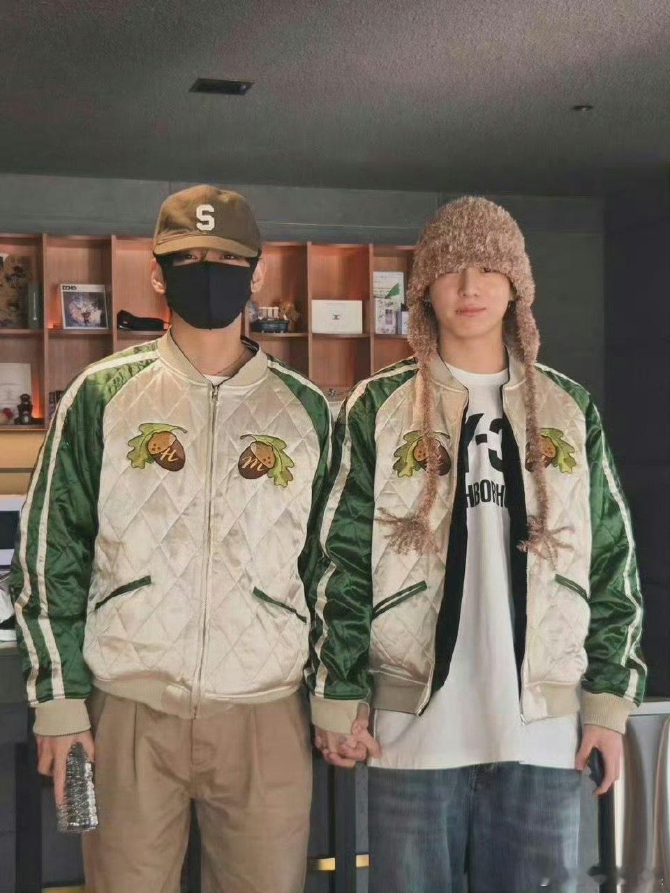 金泰亨田柾国十指紧扣合照金泰亨田柾国穿同款衣服十指相扣，我嗑还不行嘛！金泰亨田柾