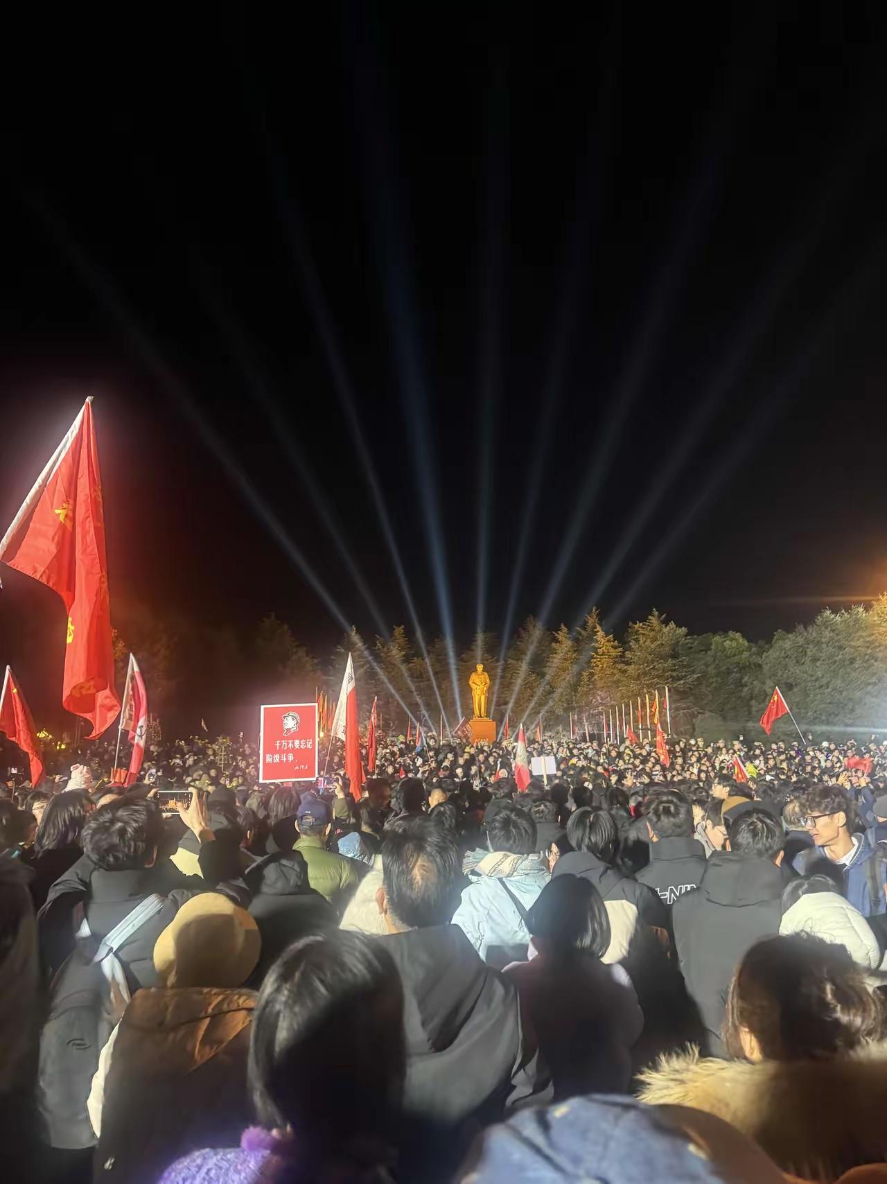 凌晨的韶山早已人山人海！红旗飘扬中，数万同胞自发赶来，只为给毛爷爷庆生，一碗碗热