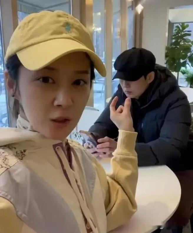 张娜拉43岁，看起来好年轻啊，皮肤状态也太好了吧！

2月27日，张娜拉在社交平
