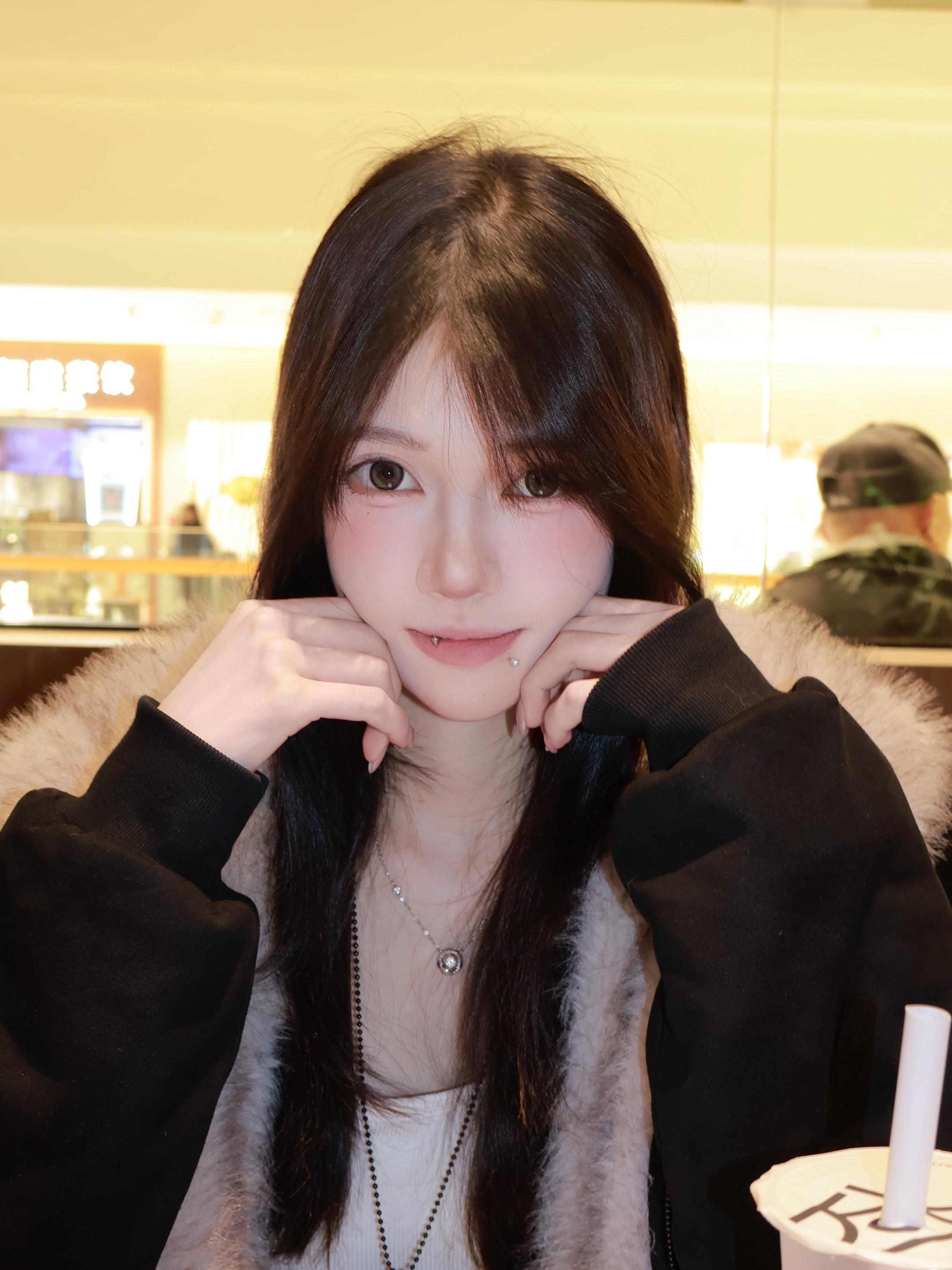 我没卖萌呀 我有个人格就是很萌 心情好了她就会出来 可能我本来就挺萌的...