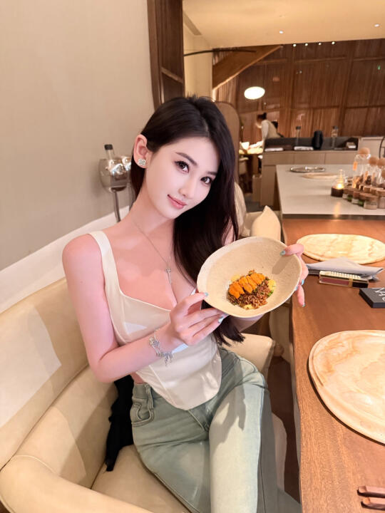 和漂亮姐妹吃漂亮饭