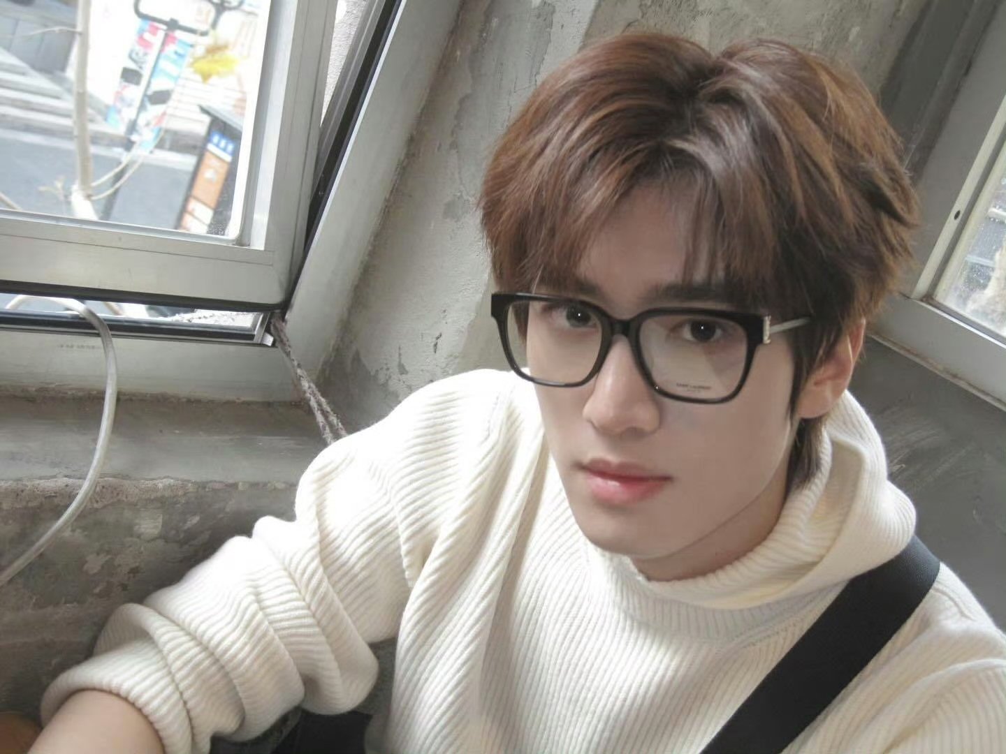 张康乐ins更新张康乐白毛衣黑框眼镜 张康乐ins更新，张康乐白毛衣黑框眼镜！ 