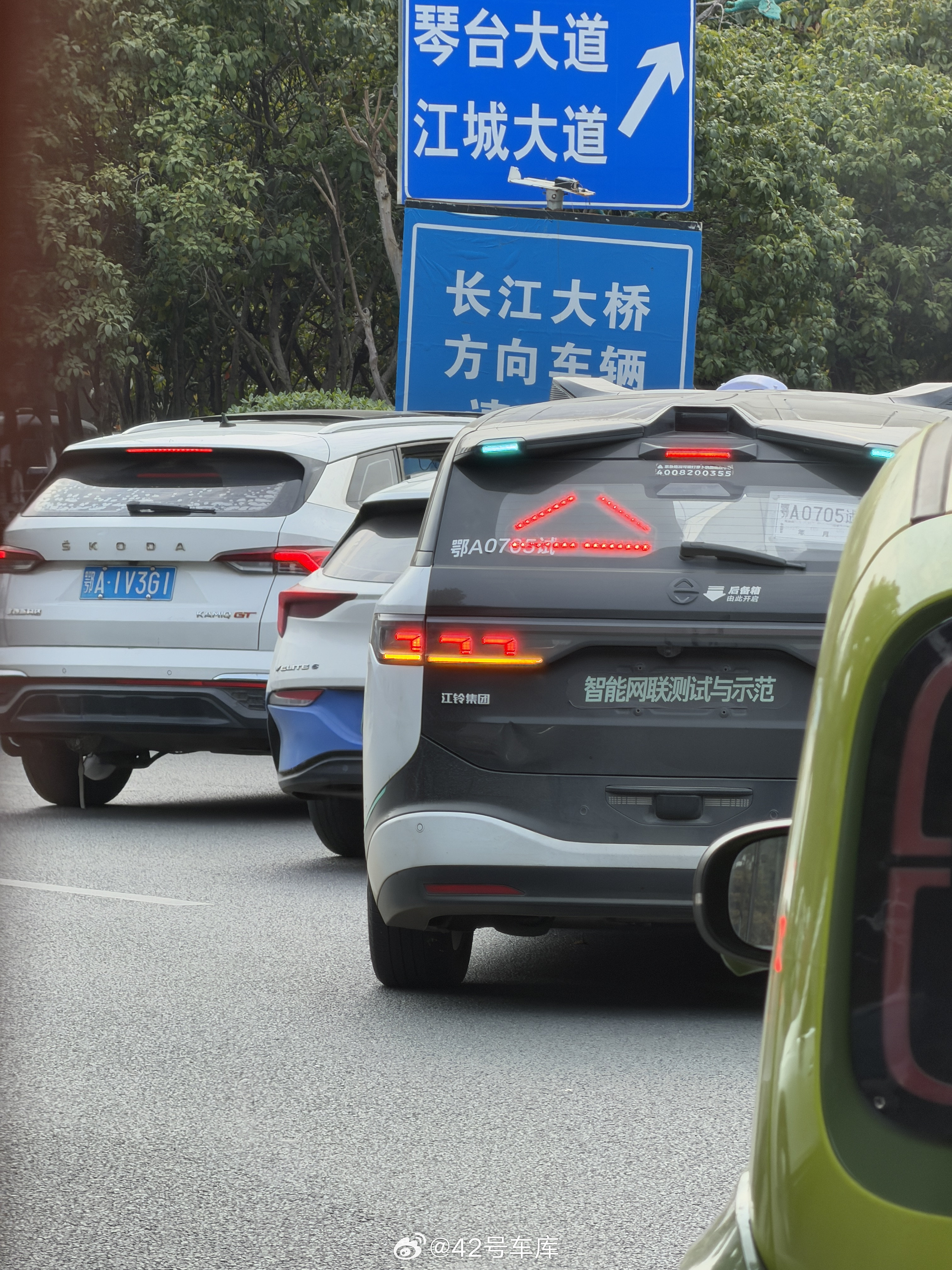 武汉堵车的源头，一台萝卜在环岛出口停住了。42how新能源汽车42mark