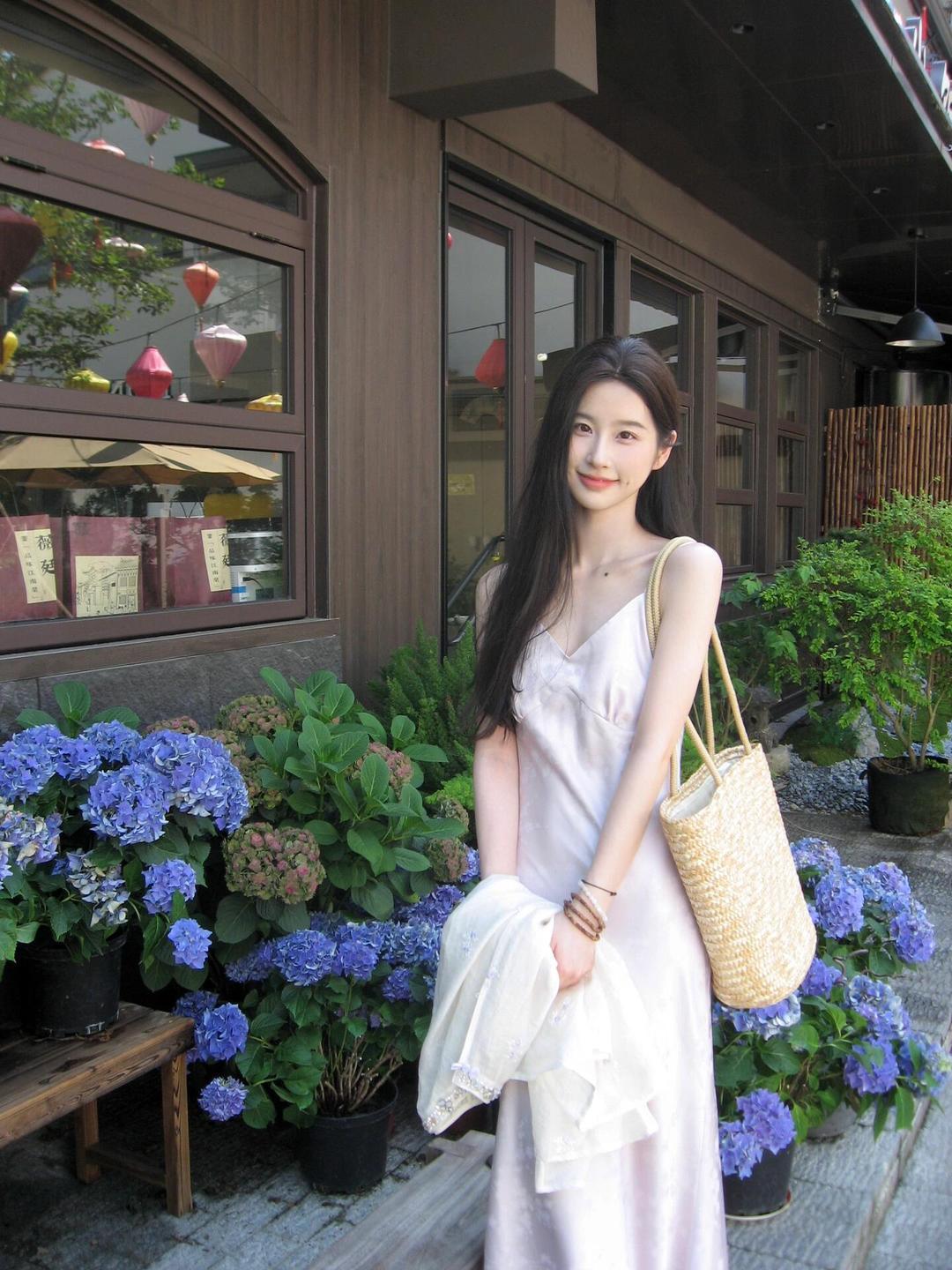 我喜欢夏日的清新穿搭！
它清新的粉色，自带法式优雅气质，日常出行或参加聚会都合适