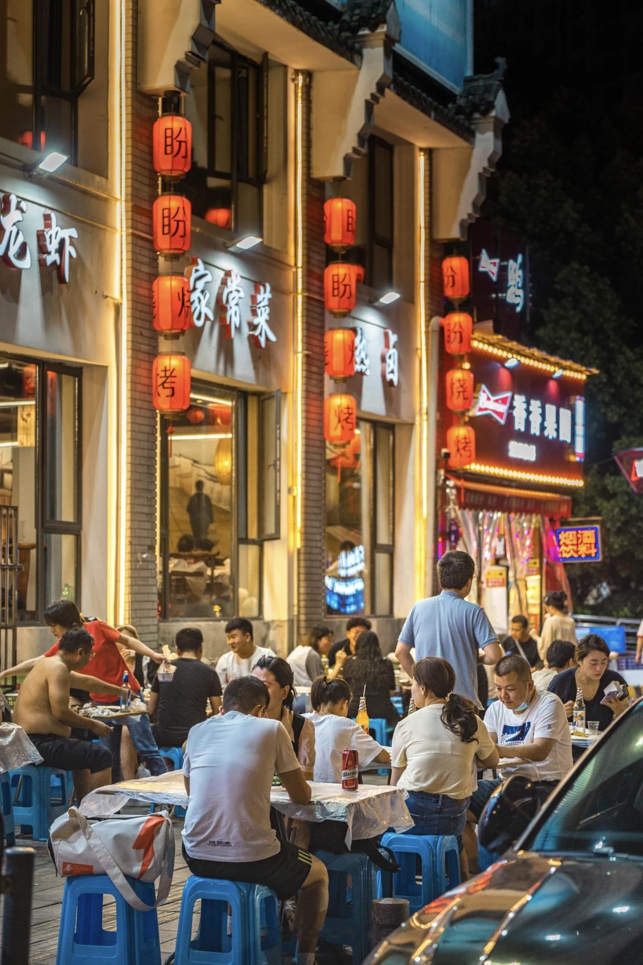 去年暑假就和儿子去过武汉大伯子家，犹记得东湖的荷花，今年国庆又受大伯子相邀

去