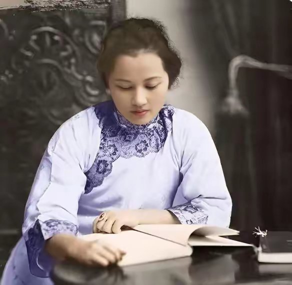 25岁的宋庆龄留下了这张被公认最美的照片。照片里的她温婉恬静，透着书卷气，这种由