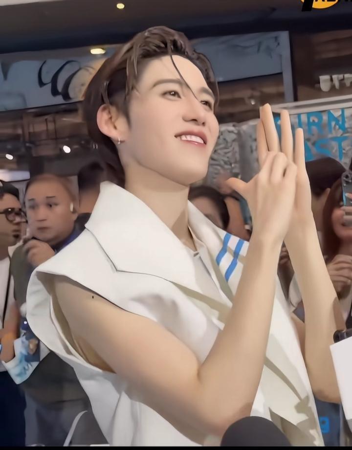 刚刚看到这个视频，本来滑走了，又倒回来看看，没看出是男是女！就这男不男女不女的也