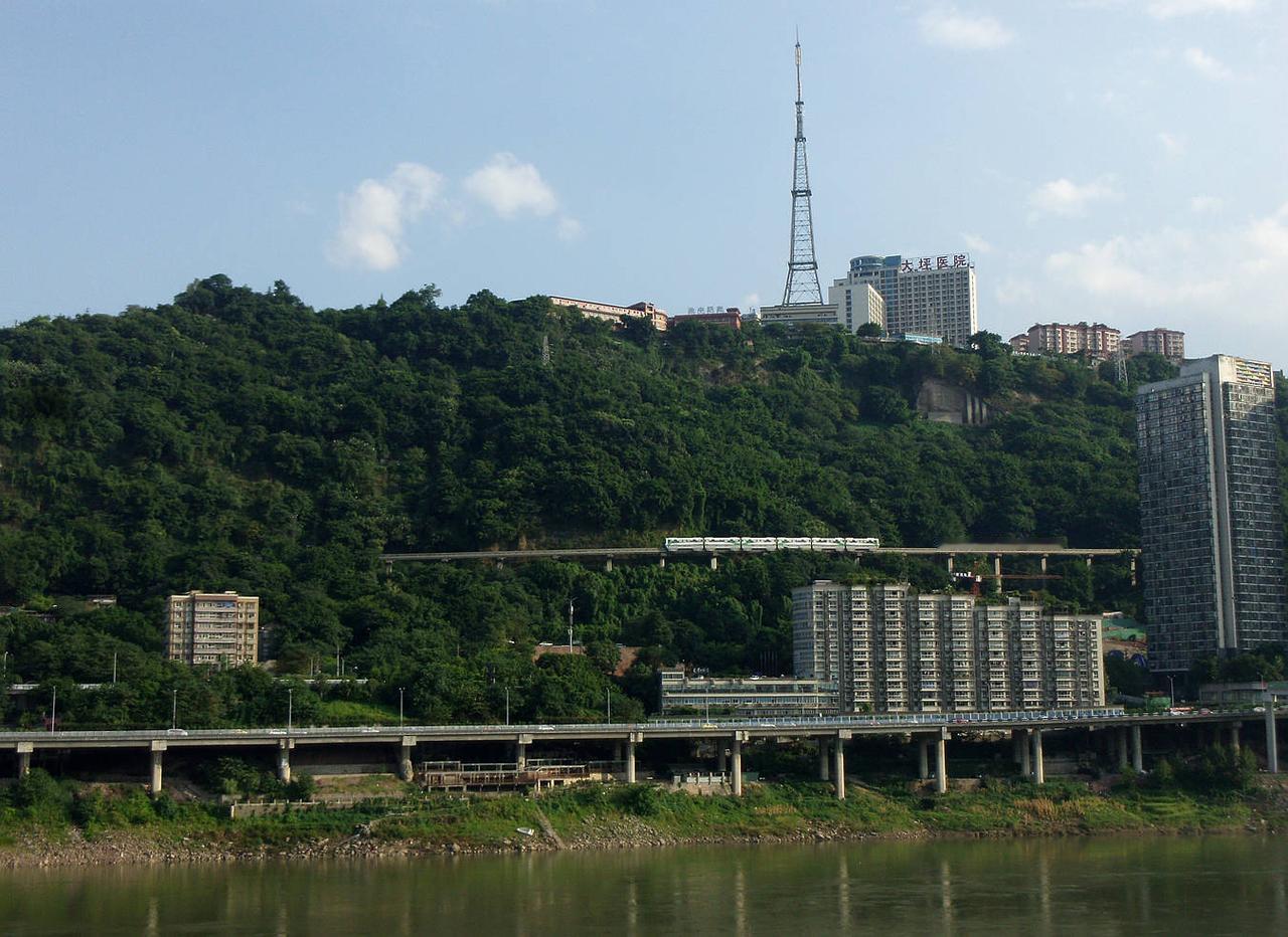 2017年夏季在北滨路拍摄嘉陵江对岸，重庆轨道交通2号线一列6编组列车与4编组列
