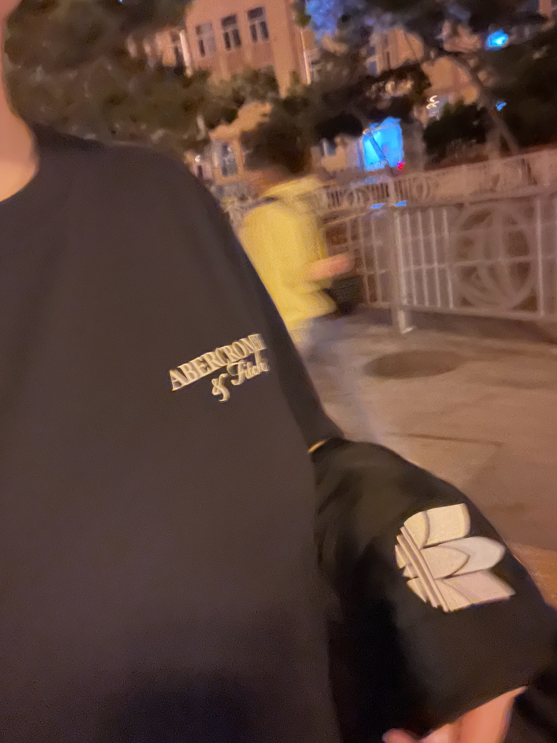 李现  咱就说日常穿搭可太舒服了，李现代言就是李现严选，夜晚遛弯，AF和阿迪很搭