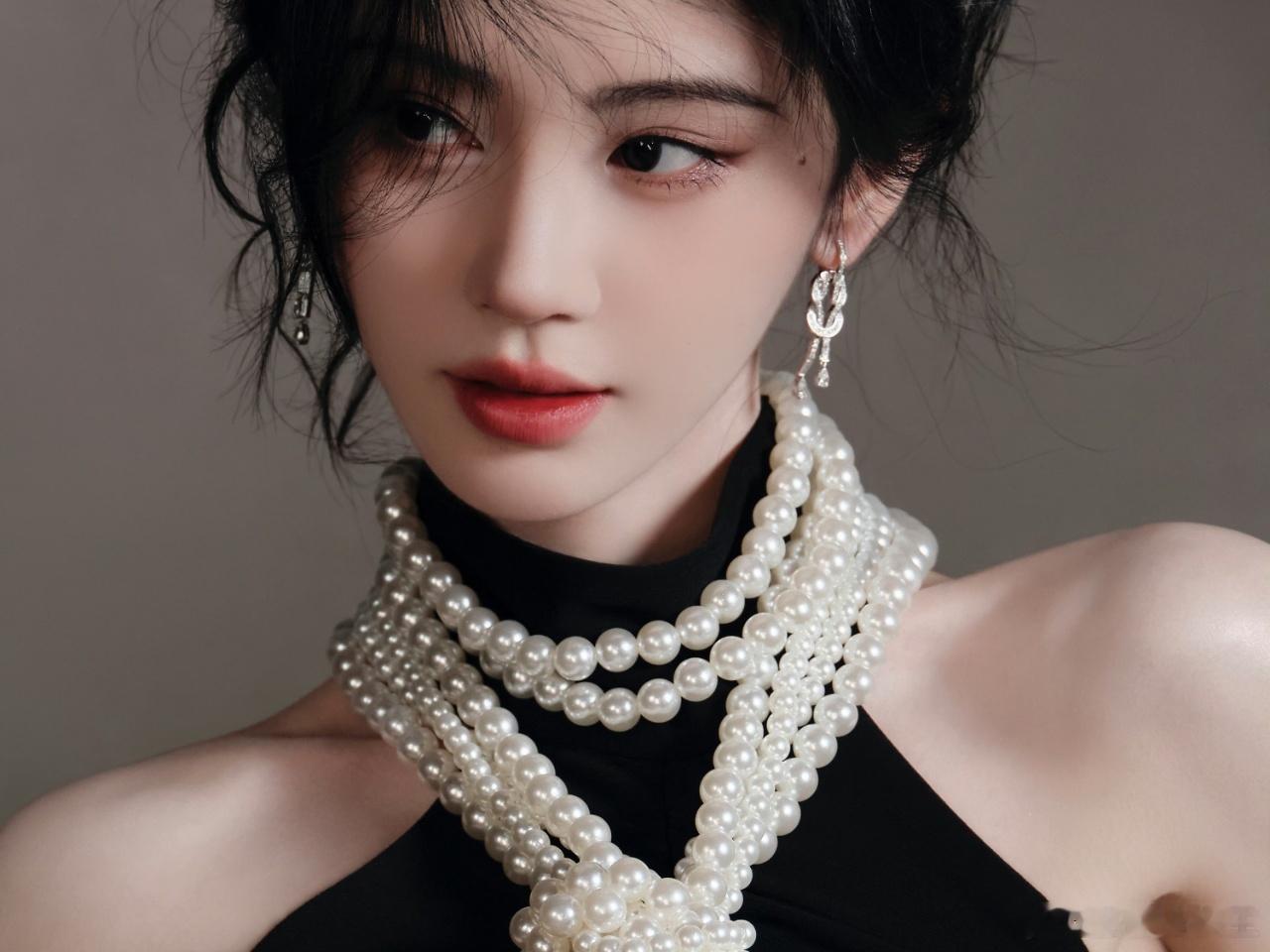 鞠婧祎2025最受年轻人喜爱女明星 鞠婧祎以独特的风格和出色的表演赢得了无数粉丝