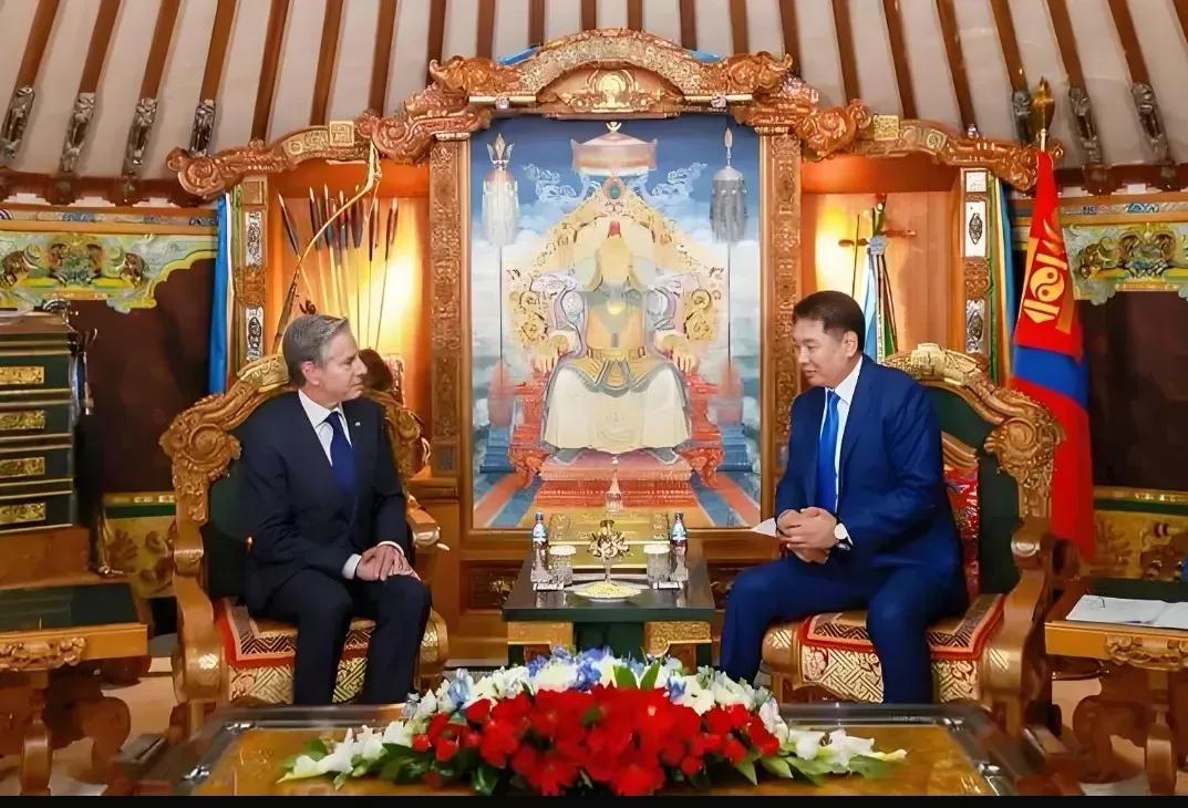 蒙古国疯了！近几年，蒙古国不再在两位大哥之间左右逢源，而是转身去拥抱大洋彼岸的美