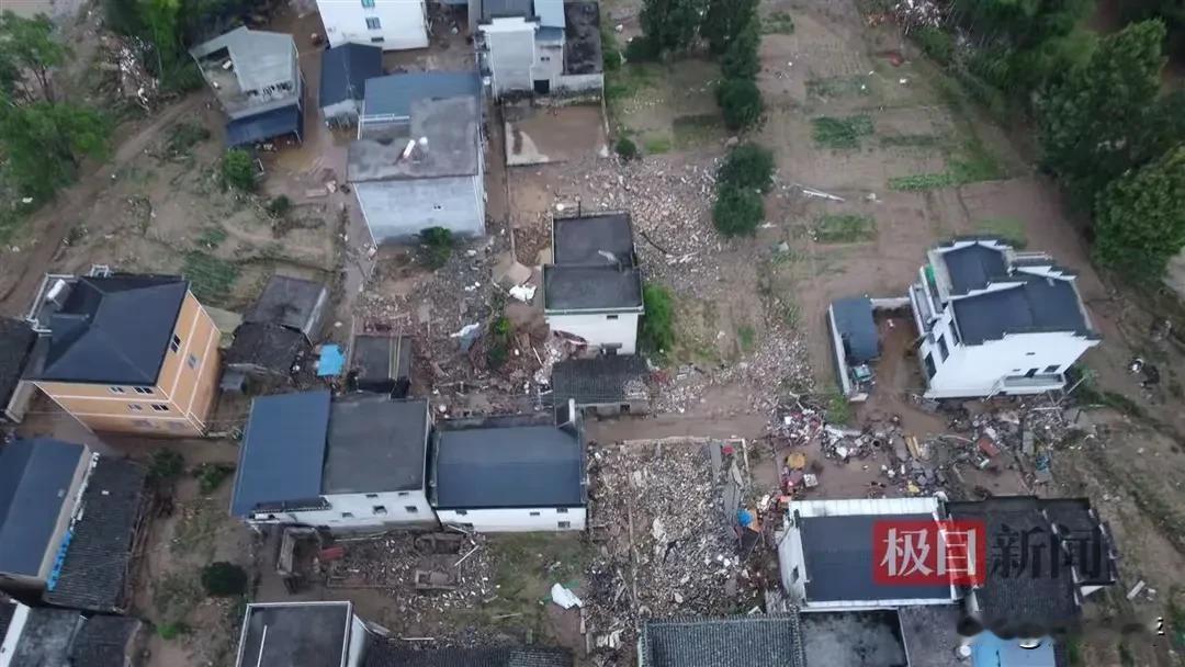 百姓难啊！安徽歙县，一对七旬夫妻被洪水卷走，儿媳妇爬上厨房烟囱逃过一劫！父亲没逃