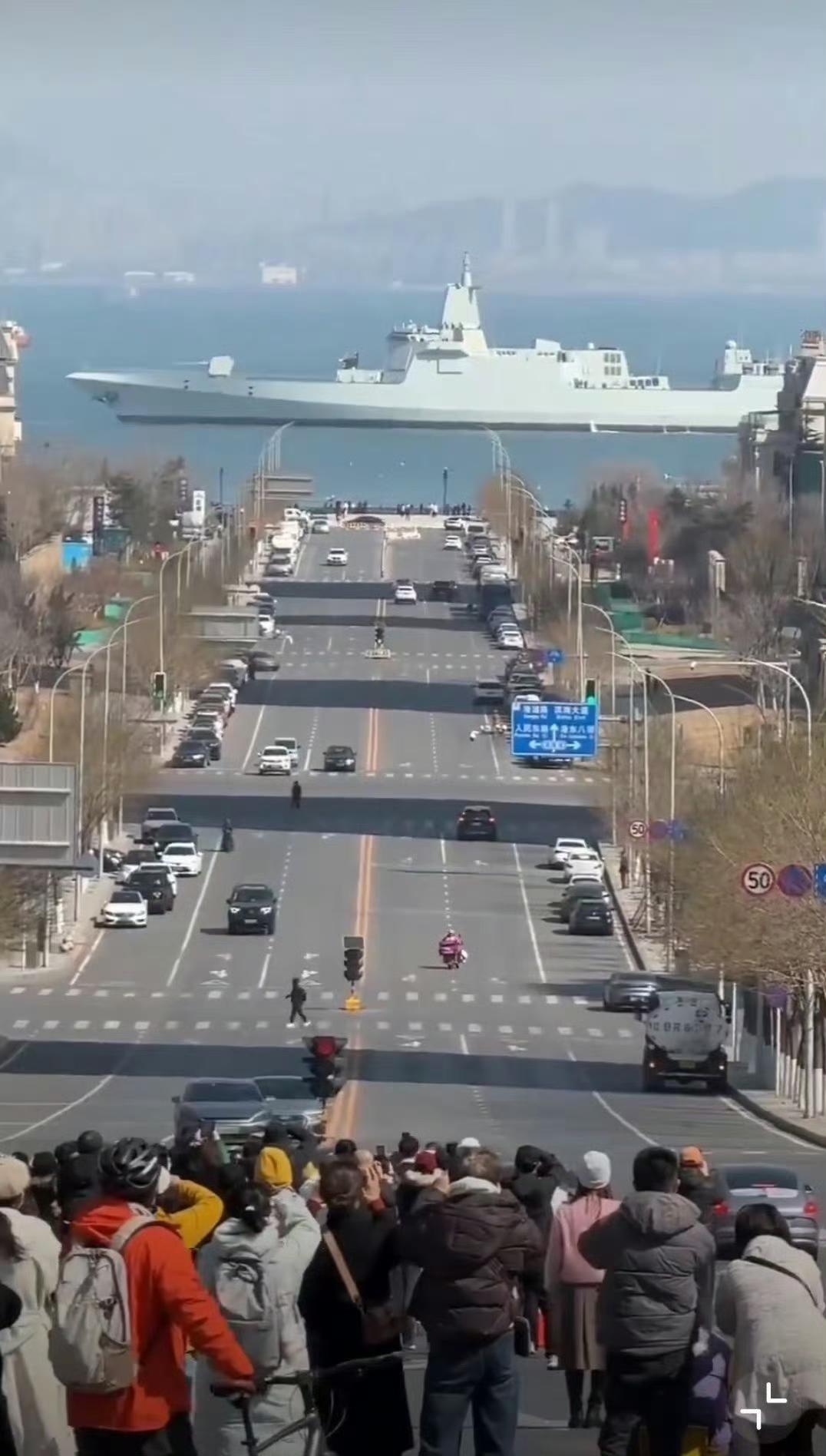 坐地铁，去港东五街看大船