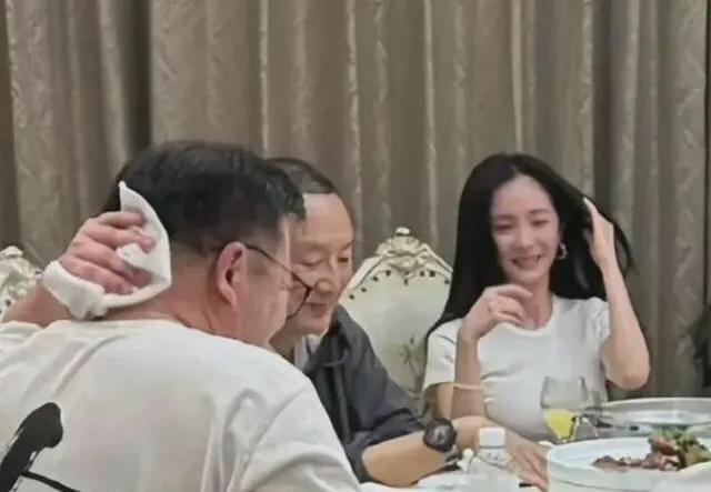 杨幂不仅漂亮，交际能力也是挺强的！
在一众大佬中间谈笑自如，不愧是混迹娱乐圈的老