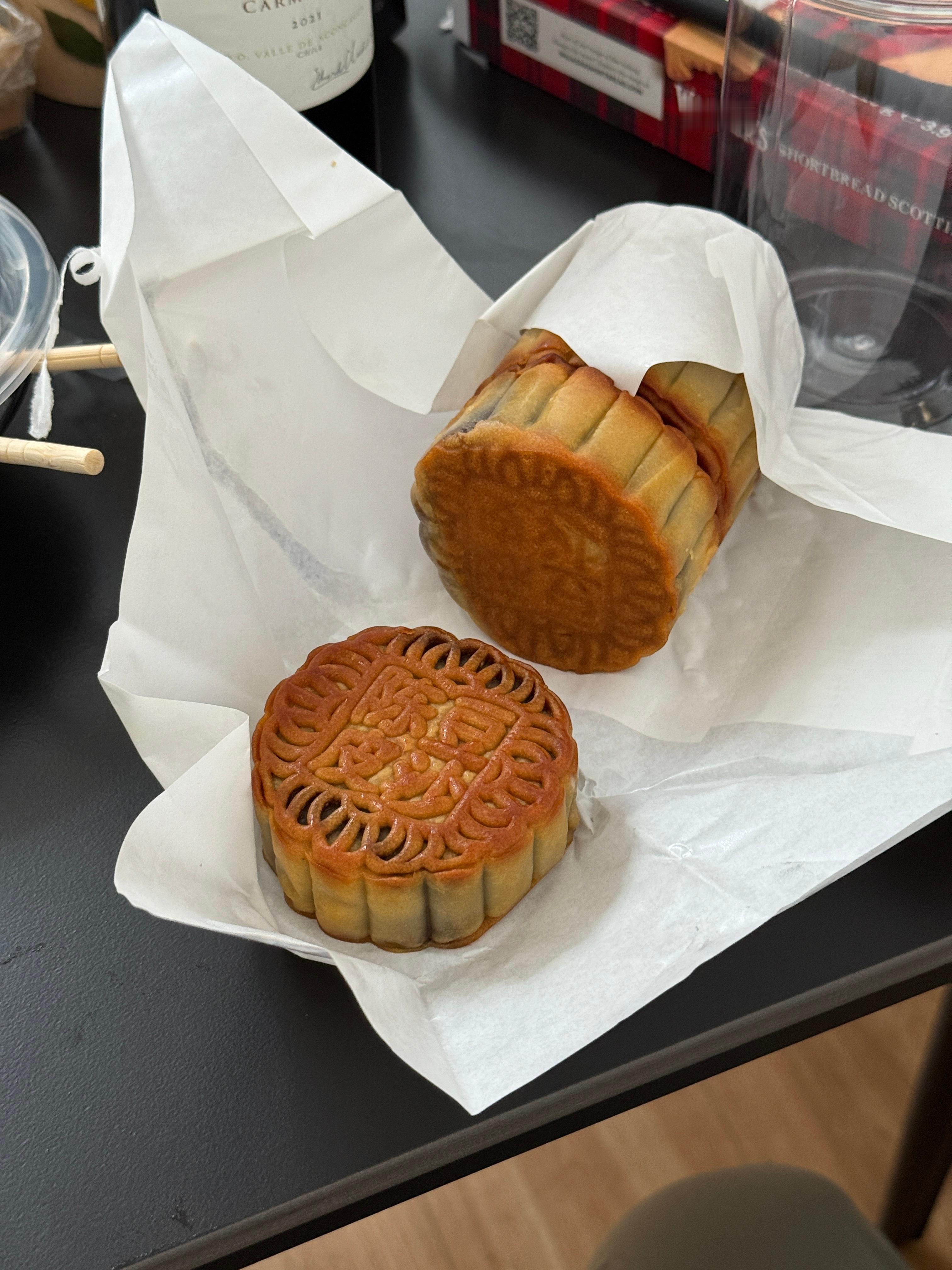 我非常喜欢各个节日的传统食品比如饺子、粽子、月饼、汤圆看某书买了个两盒豆沙月饼真