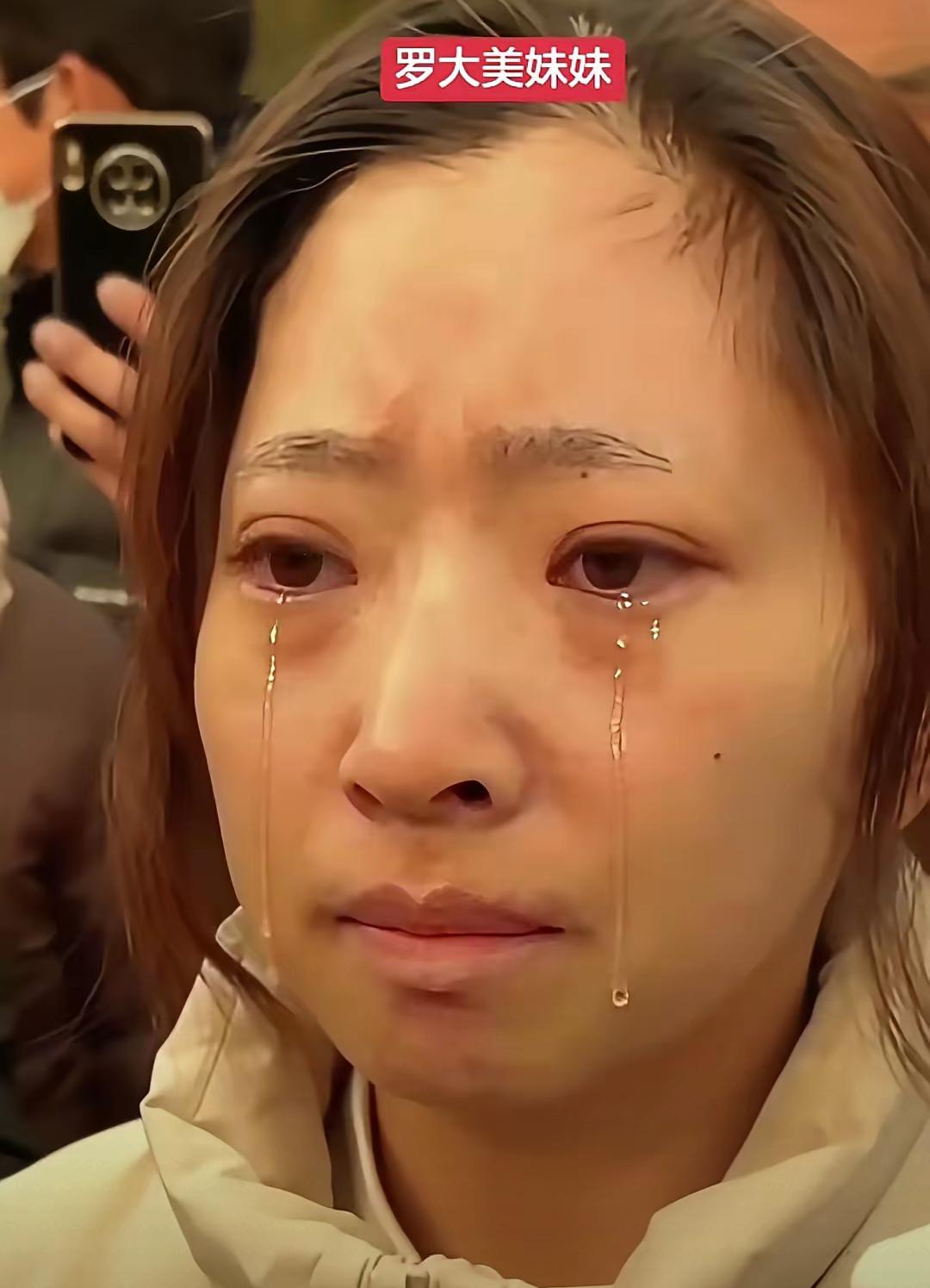 小尚的选择让人心疼

哥哥罗大美遇害后，整个家的担子落在地肩上。父亲蹲在墙角抽闷