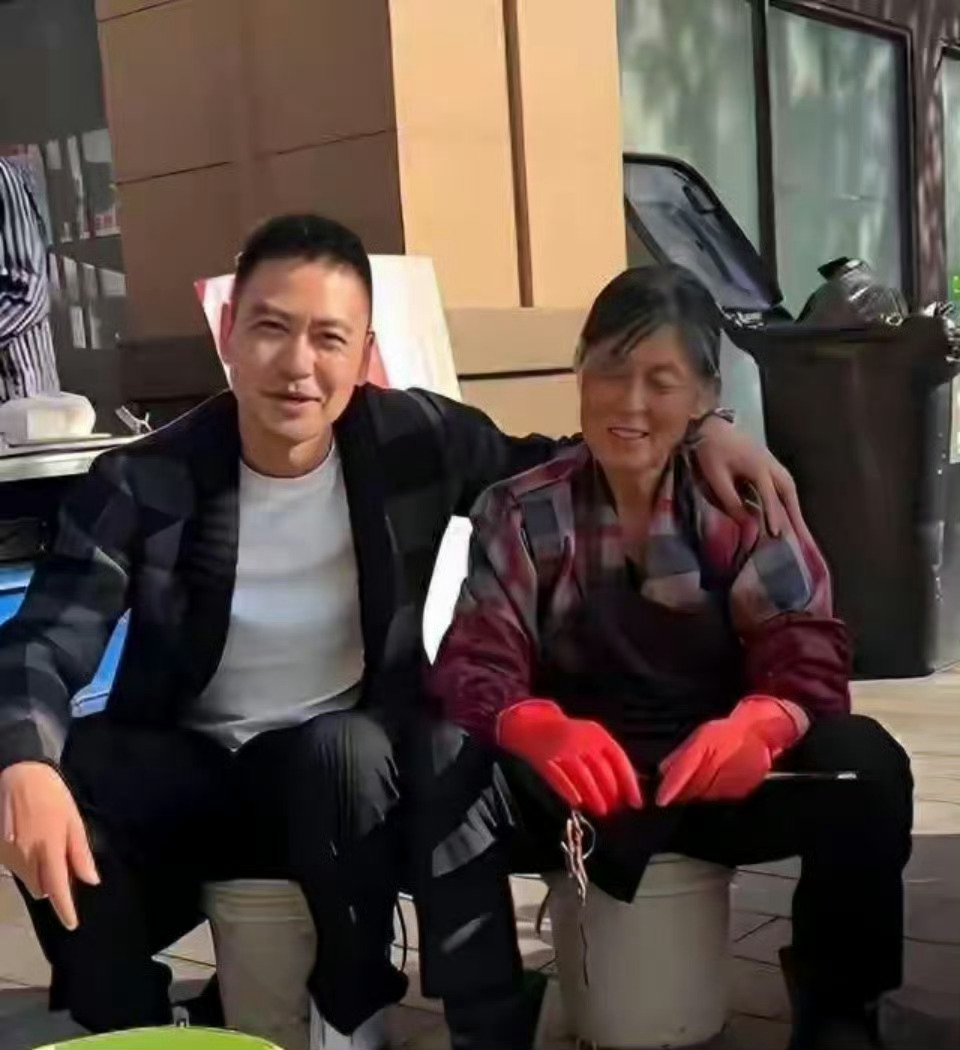 演员李飞无戏可拍，和母亲街边卖鱼近1年，他究竟为何沦落至此 