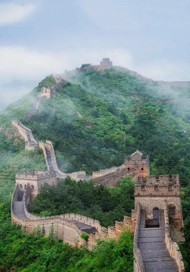游长城吟
文/文儒举

狼烟台上望崇墉，古塞雄关千嶂中。
日晒霜侵随便雨，土干石