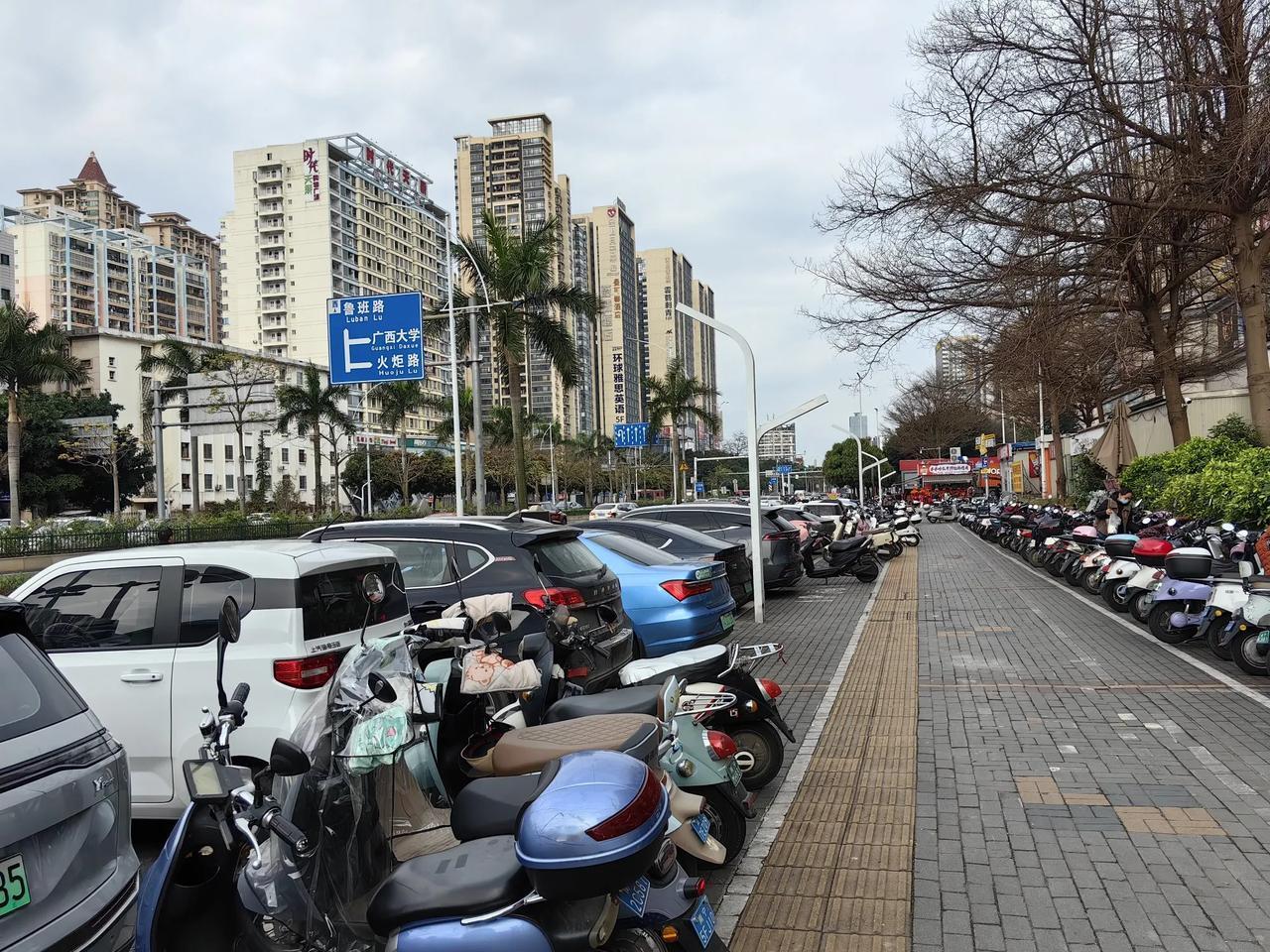 南宁像其它南方城市一样，到处是电动摩托，尤其在路口等车时，电摩与行人混合穿梭，给