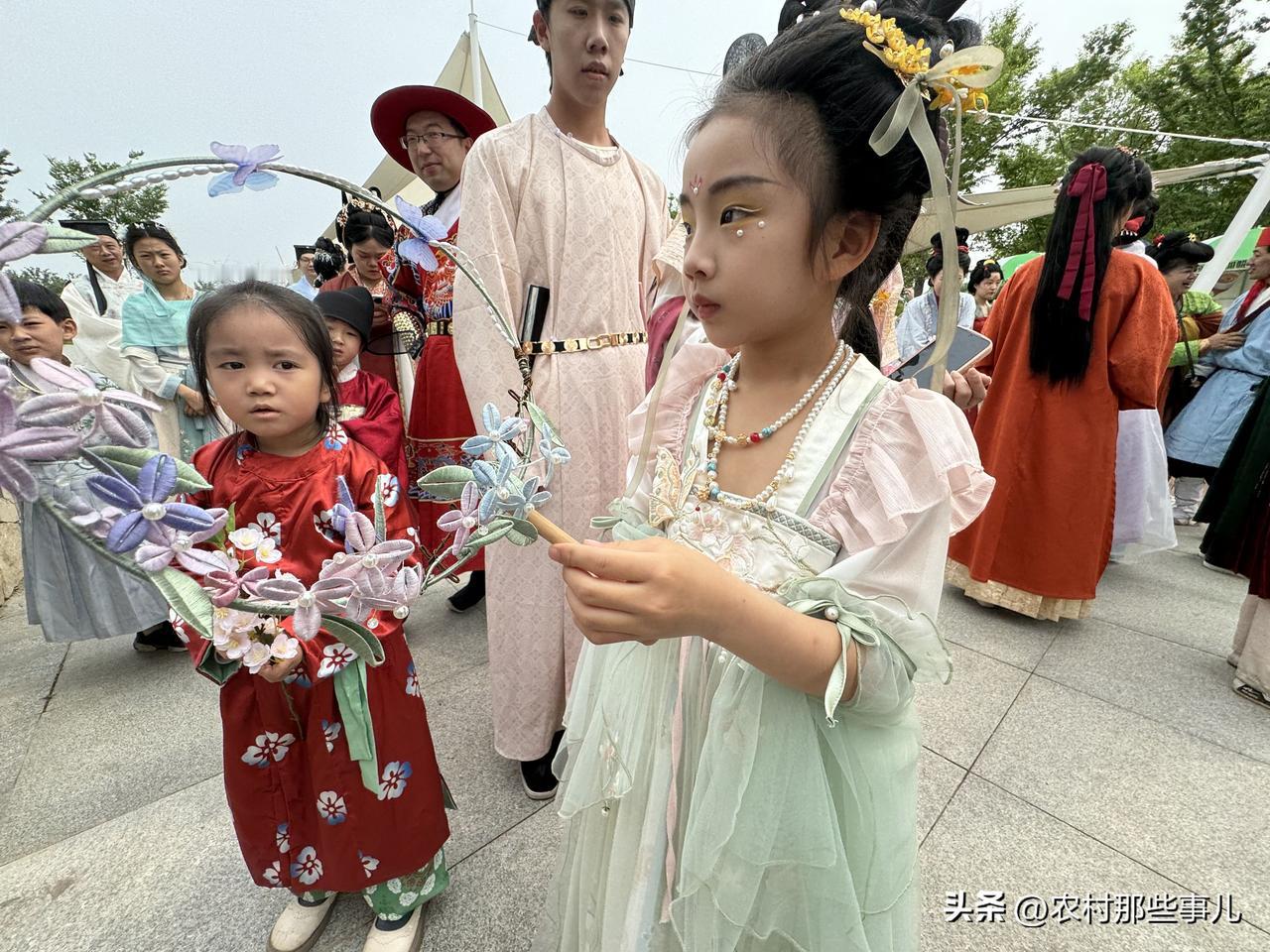 一群穿着汉服的小朋友，他们仿佛是从古代走来的小精灵，给这个现代社会增添了几分古典