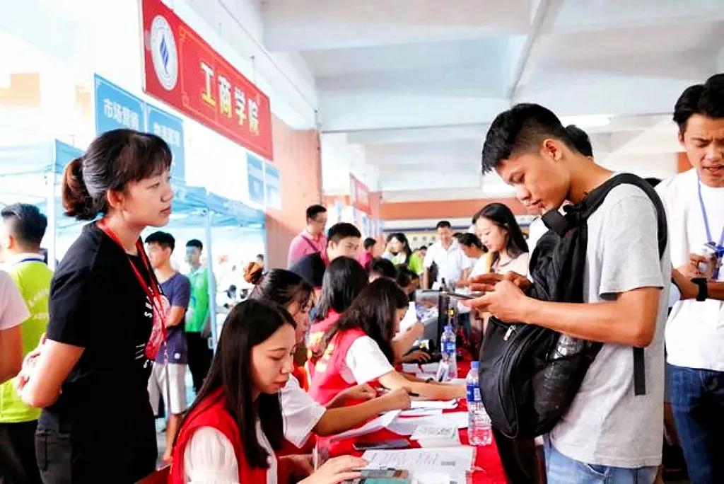 大一新学期注意事项：
1.争取入党，成为党员对将来报考体制内单位有优势。
2.了