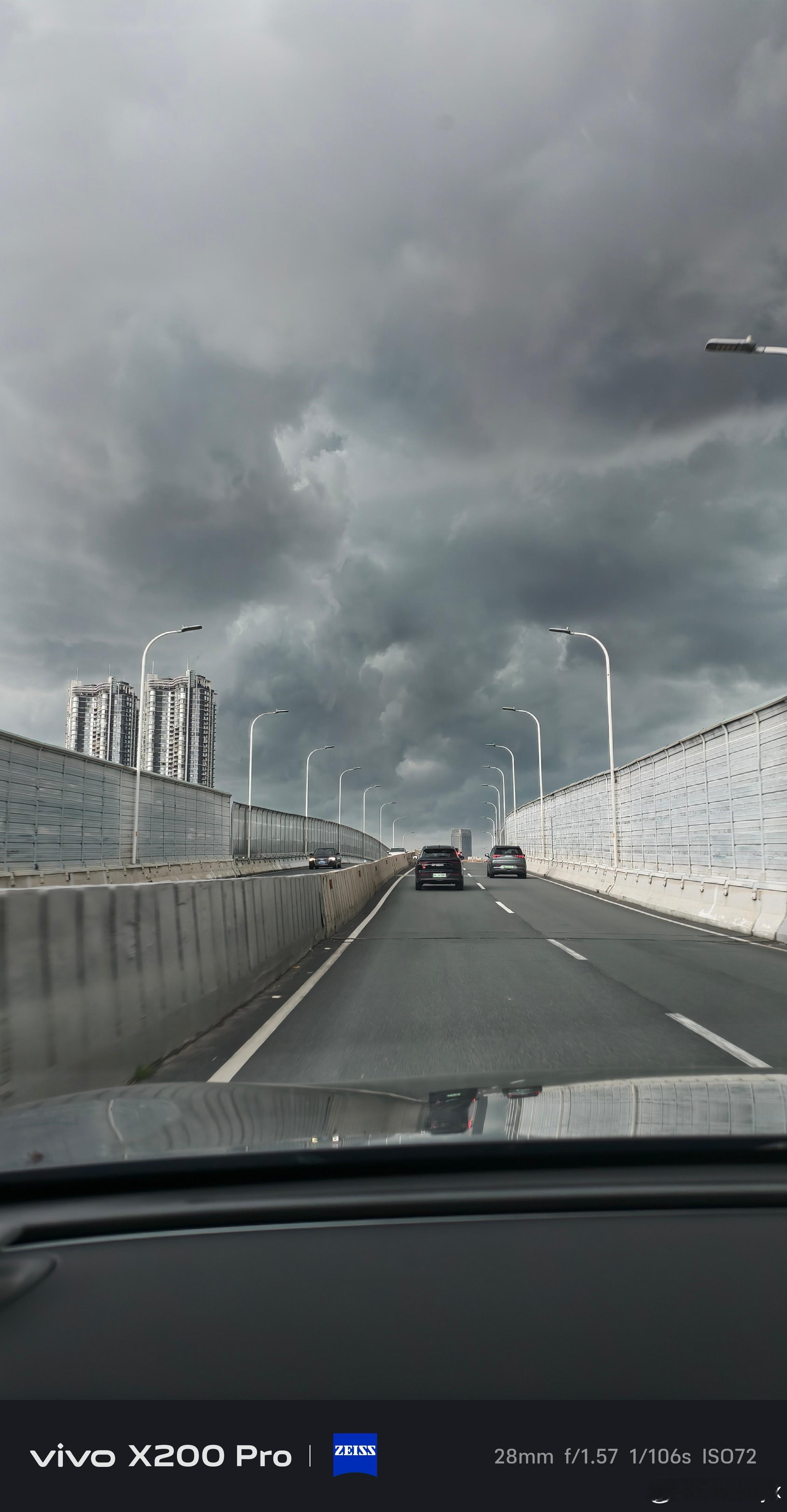 家长质疑气象台不敢发暴雨预警不用质疑，周五了赶紧跑！这乌云密布的还等啥，赶紧收衣