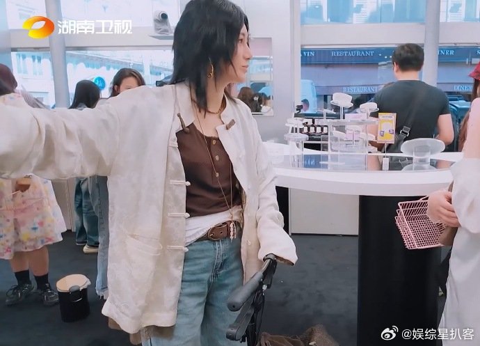 可给尚雯婕忙晕了 刚结束快闪的收尾工作，尚雯婕就拎着东西往店里冲，到店就被客人围