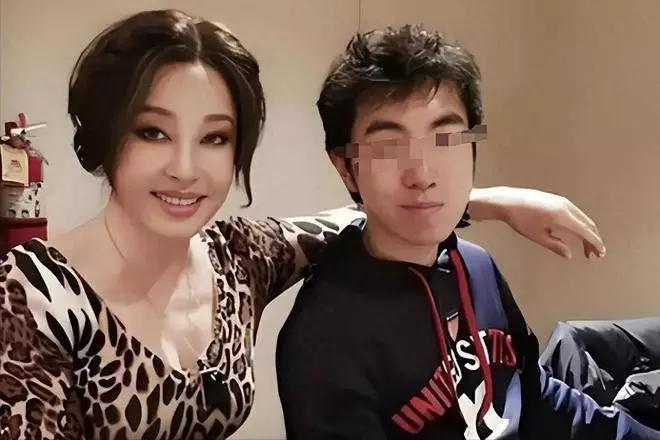 刘晓庆都70岁了，精力那叫一个旺盛，身边小鲜肉不断。想想也是，她这一辈子那叫一个