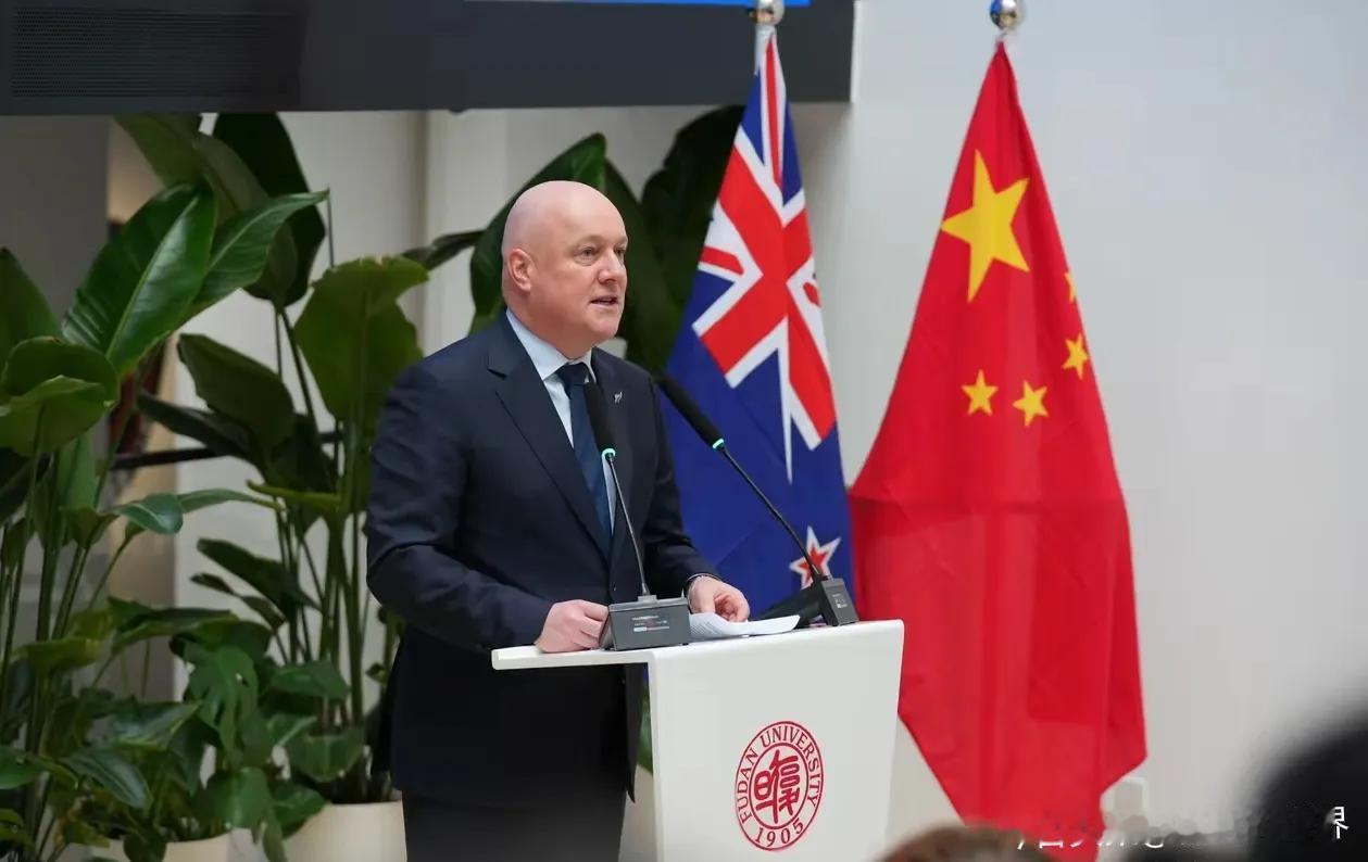 新西兰这波对中国的示好，简直像个热情过头的朋友！总理拉克森带着诚意访华，企业们紧