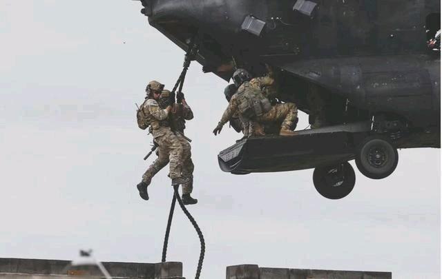 美军直升机空降抢200万桶原油！特朗普直言留用，现代海盗行径遭怒斥
 
美军彻底