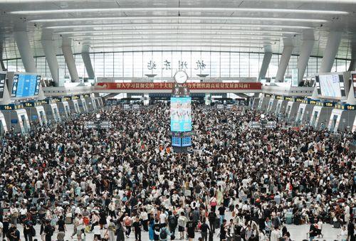 7月21日国铁集团更新暑运数据，全国铁路单日客流突破1680万人次，创下今年暑期
