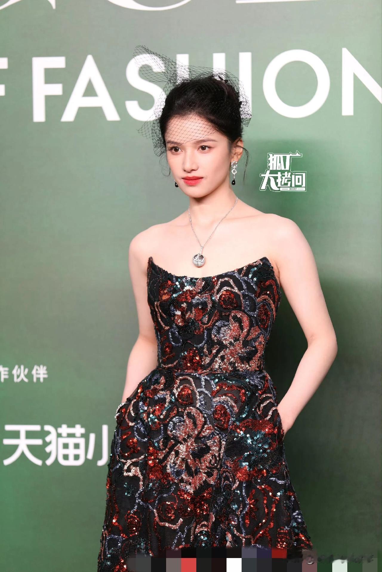 张婧仪这波“大花完整体”，今年时尚场就没输过！
 
黑纱遮面配亮片裙，珠宝坠子衬